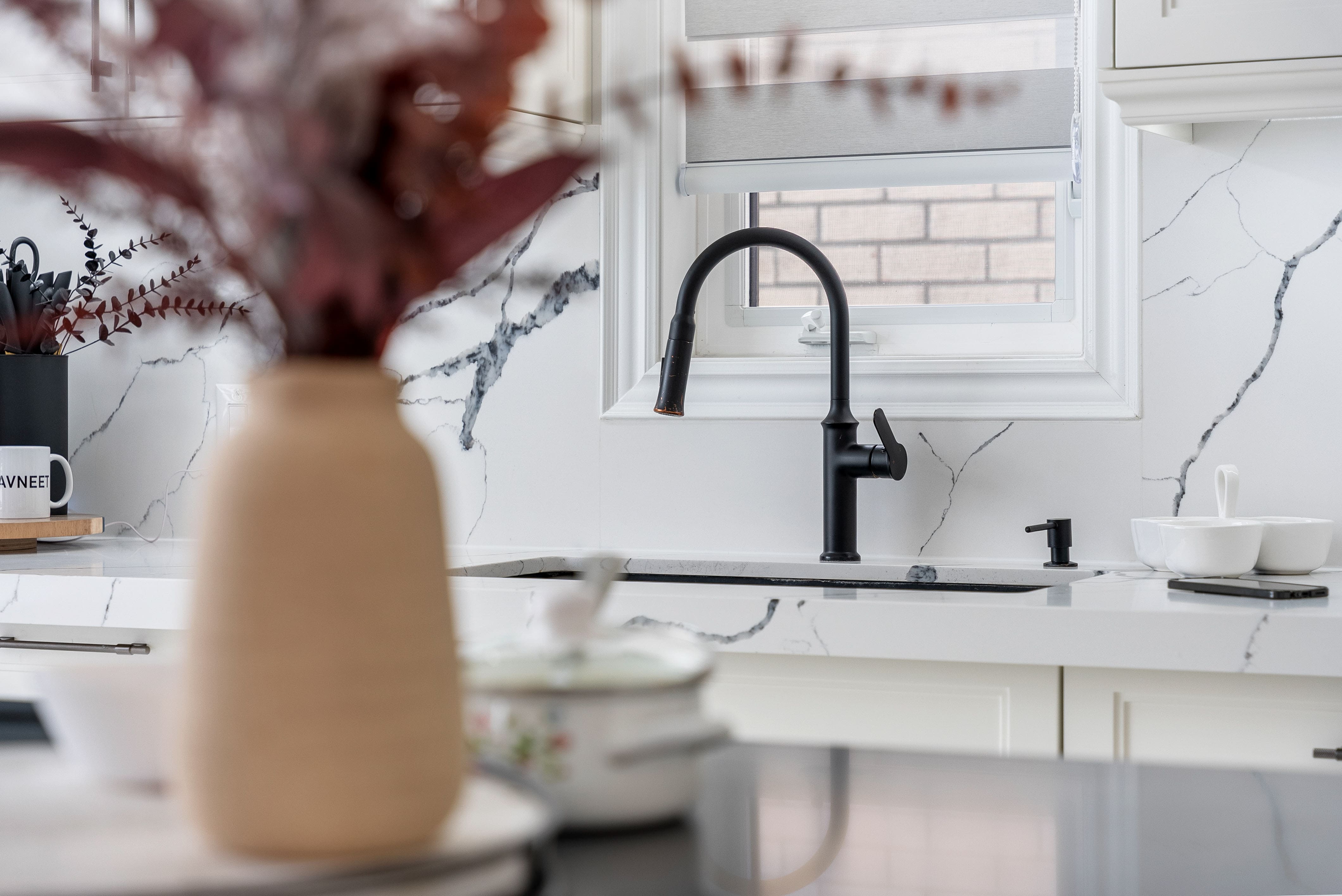 Spacious and modern living room by The North Cabinets 8